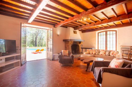 belle villa en pierre avec piscine et terrain