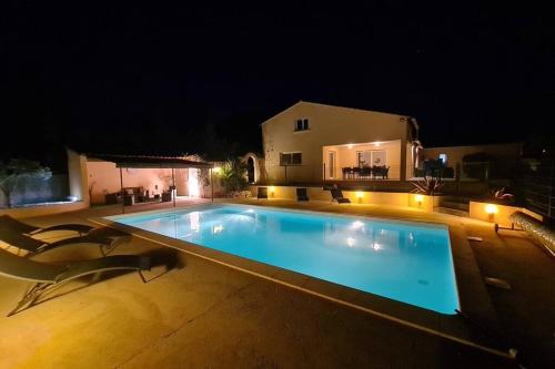 Belle villa familiale piscine clim, wifi, 10 pers