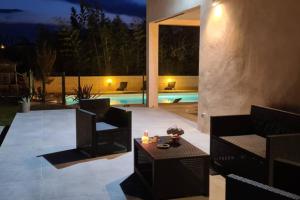 Belle villa familiale piscine clim, wifi, 10 pers
