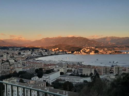 VILLA BELVEDERE D'AJACCIO, VILLA ENTIERE VUE MER POUR 2 à 10 VOYAGEURS Ajaccio france