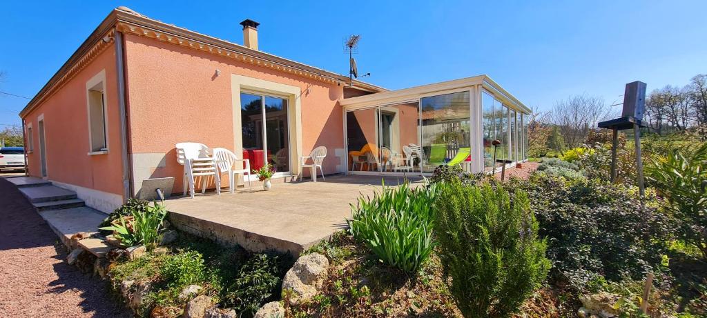 Villa Villa Berman Piscine Intérieure Jardin Cuisine d'été 6 Au Debas, 33660 Puynormand