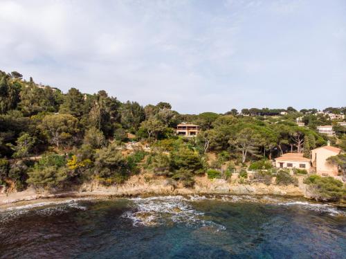 Villa Blanche Luxury - pieds dans l'eau, piscine chauffée La Croix-Valmer france