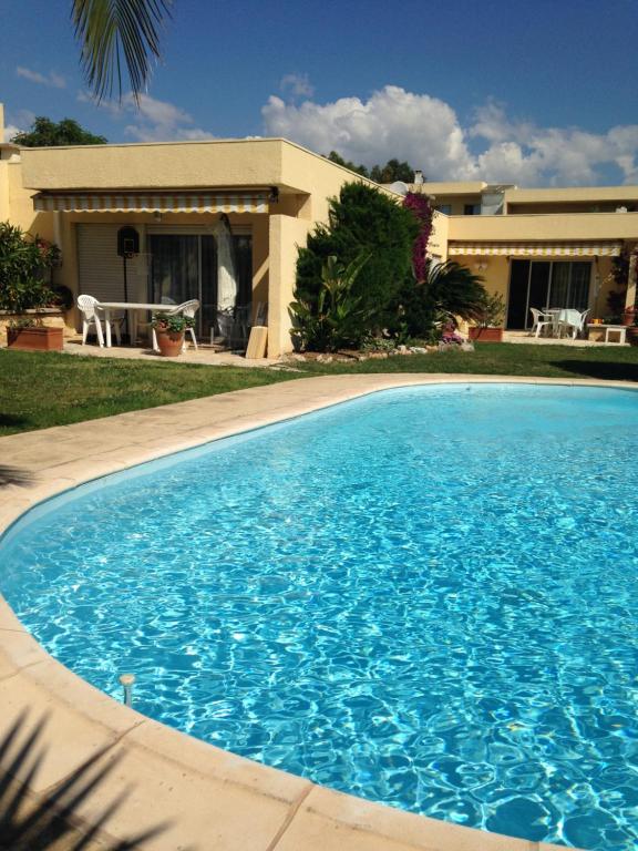 B&B / Chambre d'hôtes Villa C3 Arthur Rimbaub chambre d’hôte piscine proche mer plage 600m 55 Chemin du Val Fleuri jardins Palombiere, 06800 Cagnes-sur-Mer