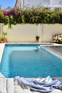 Caparica beach upscale villa with pool