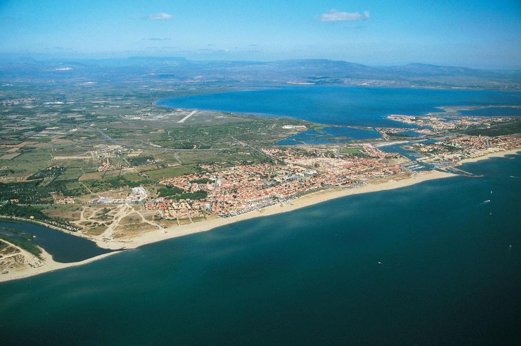 Maison de vacances Villa Cara, 6 personnes, proche plage et commerces, secteur calme, Classé 3 étoiles villa H6 Résidence Hameau des Tamarins, 66420 Le Barcarès