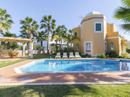 Casa Campo in Guia with 4 bedrooms sleeps 8 AcWiFi and private pool