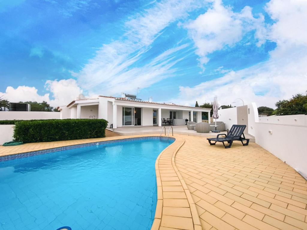 Casa Colibri - Villa com ginásio, sauna e piscina aquecida Travessa Monte Lemos48, 8600-117 Luz