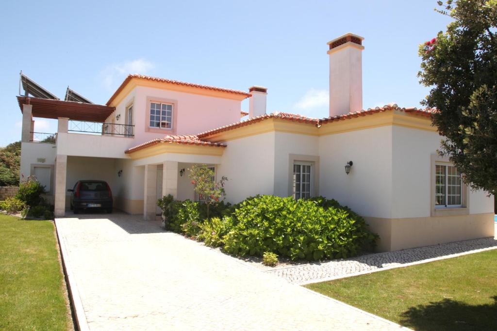 Maison de vacances Villa Casa Dina Avenida  Dona Isabel De Aragão 13, 2510-453 Casal da Lagoa Seca