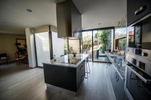 Casa Foz do Corgo - private pool, gardens and river access