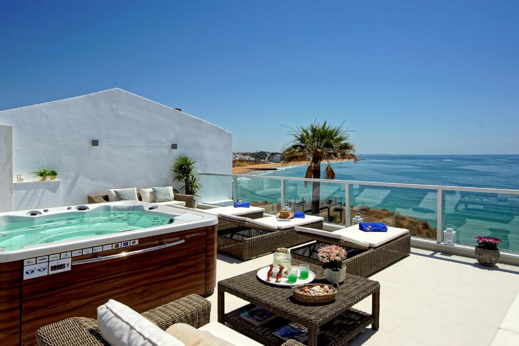 Villa Casa Latino - Oceanfront - Luxury & Charming villa- Jacuzzi at Rooftop 37 Rua Latino Coelho 8200-150 Albufeira