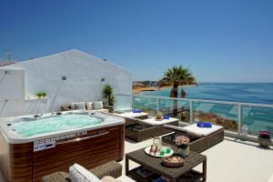 Casa Latino - Oceanfront - Luxury & Charming villa- Jacuzzi at Rooftop