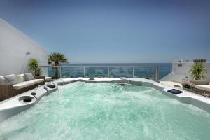 Casa Latino - Oceanfront - Luxury & Charming villa- Jacuzzi at Rooftop
