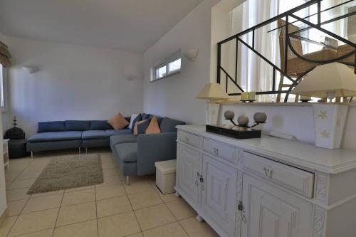 Casa Vale do Lobo 32 - Charming Townhouse AC 2 minutes walk from Beach Praca