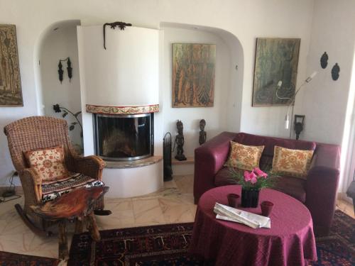 Castelo do Mar, 3 bedroom villa, 4th possible on request, with private pool in large garden, 400m to beach and close to village