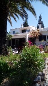 Castelo do Mar, 3 bedroom villa, 4th possible on request, with private pool in large garden, 400m to beach and close to village