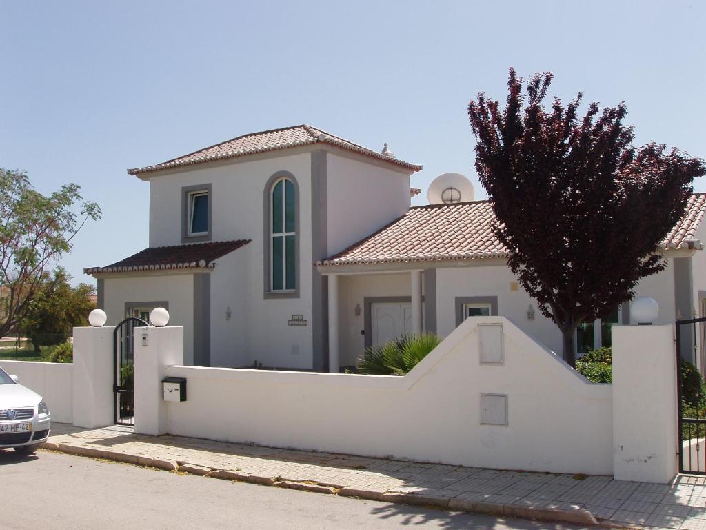 Villa Villa Castelos, Quelfes, Eastern Algarve private pool 117 Rua das Amendoeiras, 8700-581 Olhão