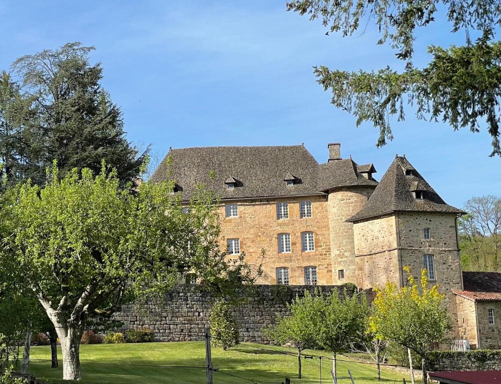 Castle in the beautiful French countryside with all modern comfort Terrou, 46120 Terrou