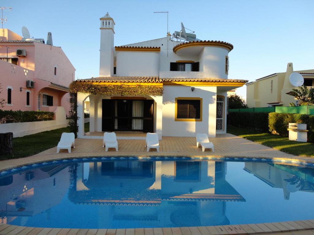 Maison de vacances Villa Cavaco Rua do Brasil, Lote 36 2B/2, 8125-479 Vilamoura