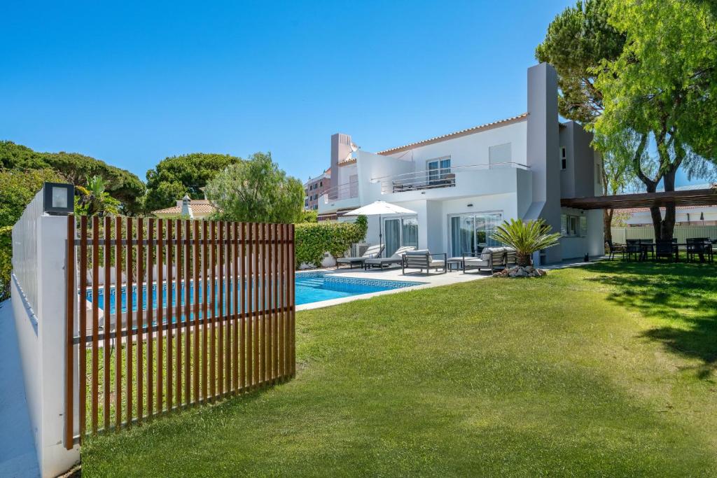 Maison de vacances Villa Celeste by SAPvillas Caminho dos Golfes, 4.11, 8125-539 Vilamoura