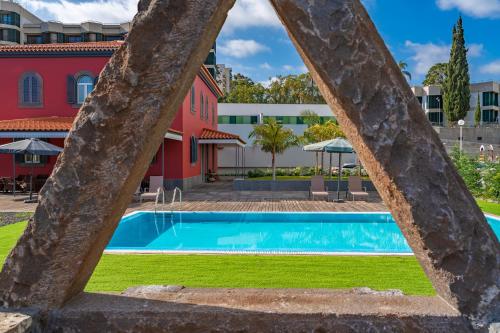 Century House with private pool by HR Madeira