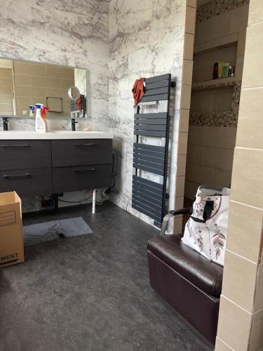 charmante maison avec 4 chambres et parking fermé