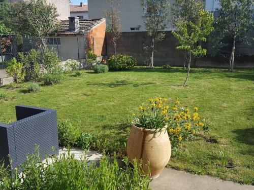 Charmante maison avec jardin et garage.