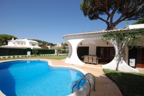 Charming 3-Bed Villa with pool in Olhos de Agua