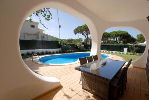 Charming 3-Bed Villa with pool in Olhos de Agua