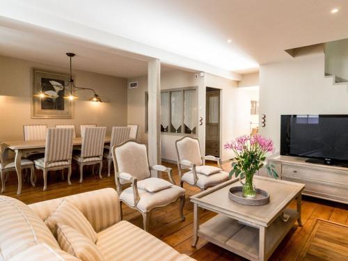 Charming villa in Le Bois-Plage with private pool