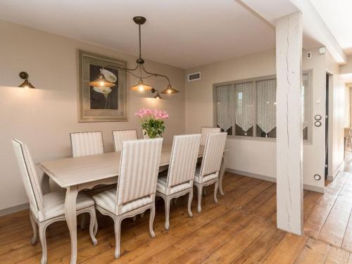 Charming villa in Le Bois-Plage with private pool