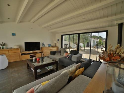 Charming villa in Le Bois Plage with private pool