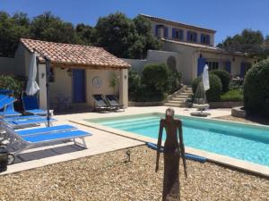 Charming Villa in Villes-sur-Auzon with Swimming Pool