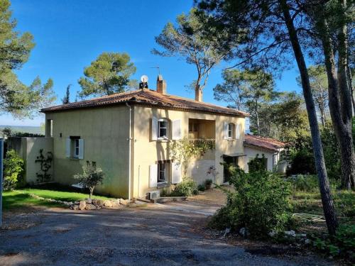 Charming villa with pool and view to Pic St. Loup