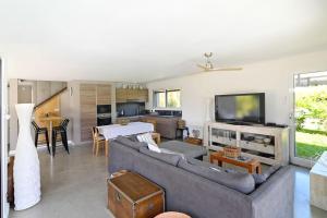 Charming villa with pool lake view 10 minutes from the city center
