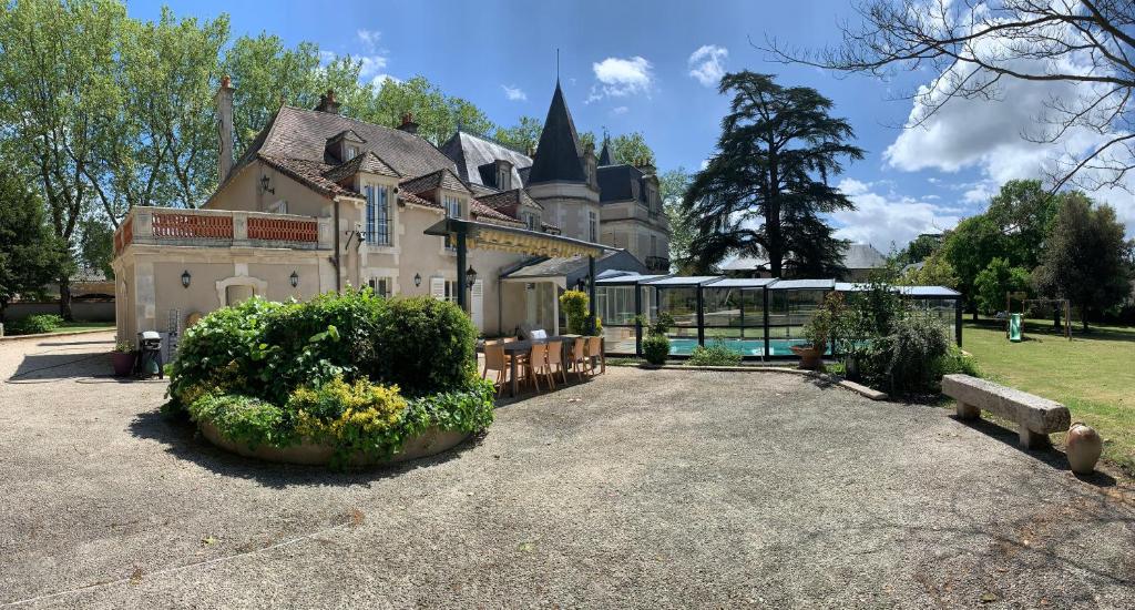 Château l'Hubertière, classé du tourisme 4 étoiles 2 Rue des Platanes, 86410 Bouresse