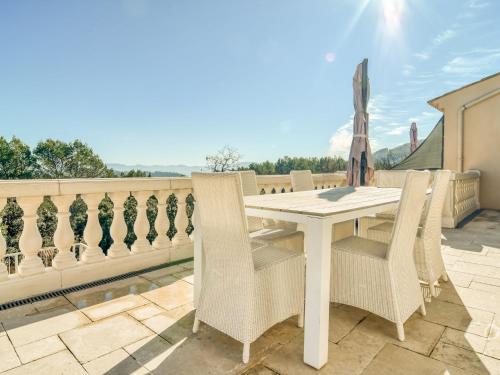 Chic Villa in le Cannet des Maures with Pool and Terrace