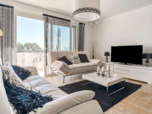 Chic Villa in le Cannet des Maures with Pool and Terrace