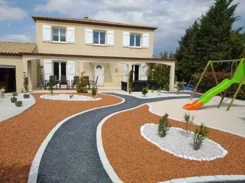 villa classée 4 étoiles avec piscine et boulodrome Canet france