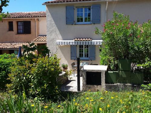 Classy Holiday Home with Swimming Pool BBQ Terrace Garden