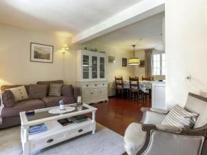Classy Holiday Home with Swimming Pool BBQ Terrace Garden