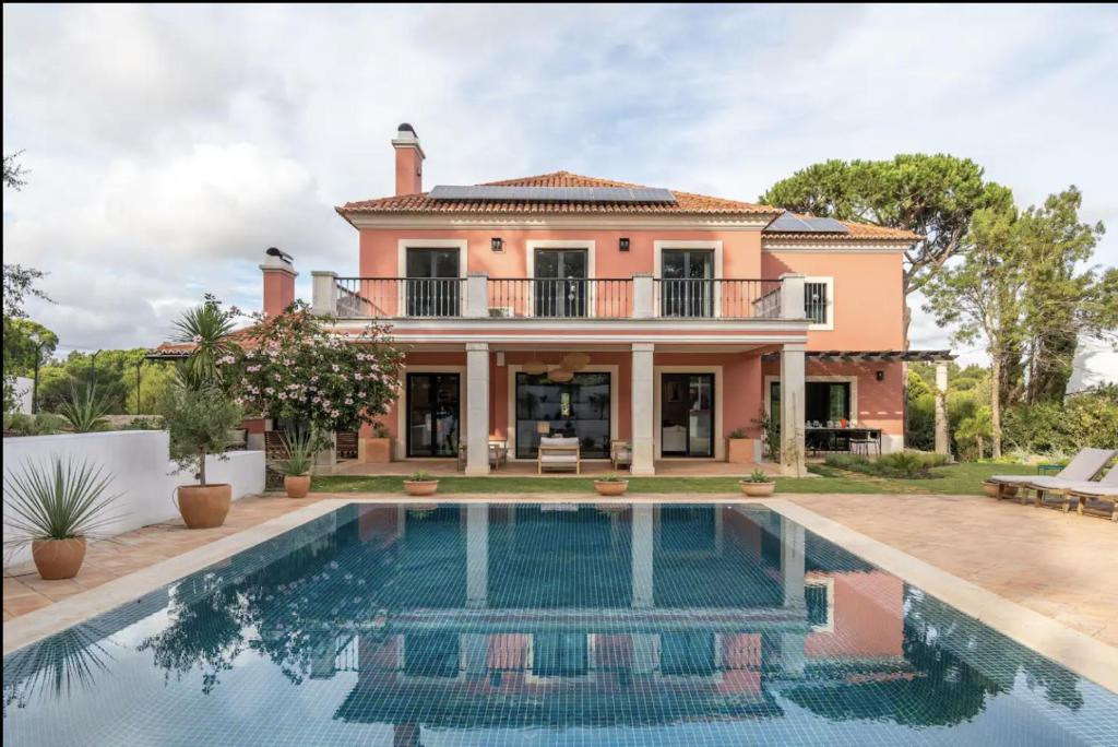 Colorful Villa with pool by OTYNA AM rua jose manuel fialho gouveia 342a, 2765-357 Estoril