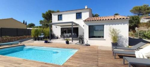 Villa Contemporaine avec Piscine Bagnols-en-Forêt france