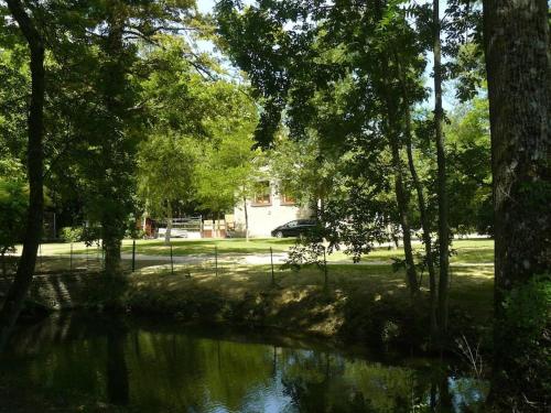 corps de ferme avec piscine et chevaux