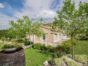 Cosy Apartment in Segonzac with Swimming Pool