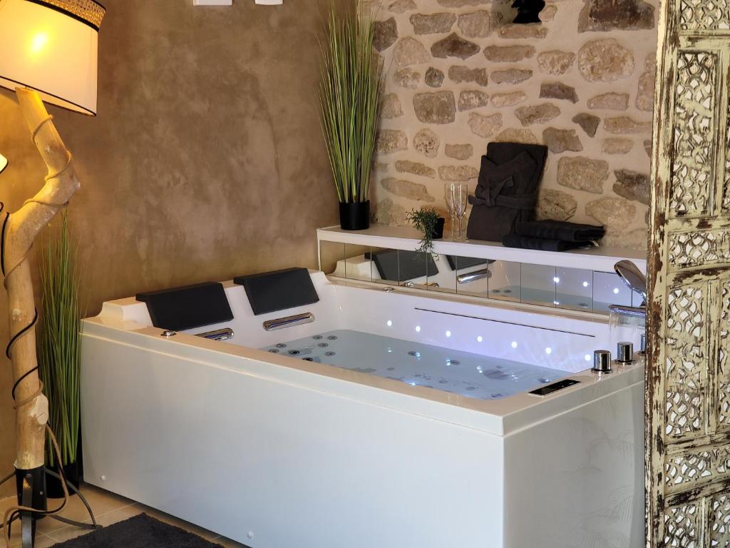 Cottage chaleureux avec jacuzzi et terrasse privée 32 Rue Montcel, 60240 Fresneaux-Montchevreuil