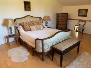 Country villa for 19 pool cinema football pitch