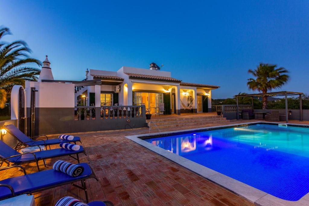 Countryside Villa w Panoramic View, Roof Terrace, Private Garden & Pool 196A EM520-3, 8135-157 Loulé