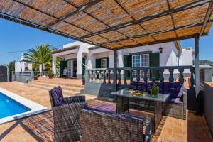 Countryside Villa w Panoramic View, Roof Terrace, Private Garden & Pool