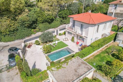 COUP DE COEUR  Maison pour 8 avec piscine à 5 pieds du centre de Cannes