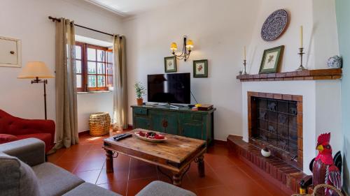 Cozy Algarve Home with Vineyard View Near Beaches